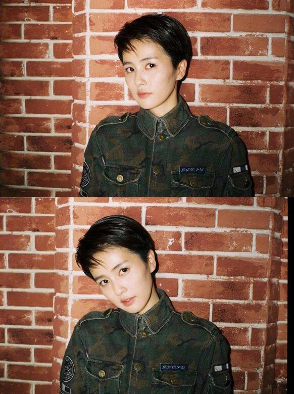 當她演出《烈火軍校》,把長髮剪短了,前額的頭髮也給剃得乾淨。當然,她在戲 當她演出《烈火軍校》,把長髮剪短了,前額的頭髮也給剃得乾淨。當然,她在戲