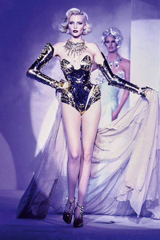 ThierryMugler1995年秋冬的高訂系列,就是與日本藝術家空山基聯手的作品。 ThierryMugler1995年秋冬的高訂系列,就是與日本藝術家空山基聯手的作品。