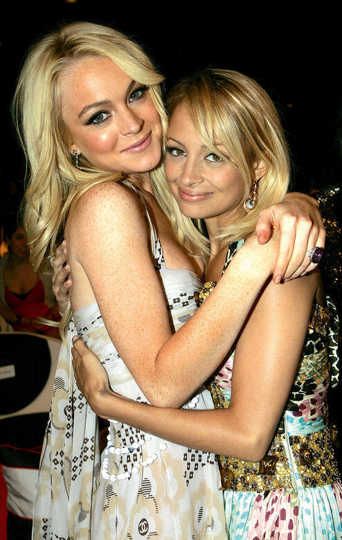而說到這類性感少女造型的經典 icon,則不得不說 Britney Spears 和 Lindsay Lohan,二人不約而 而說到這類性感少女造型的經典 icon,則不得不說 Britney Spears 和 Lindsay Lohan,二人不約而