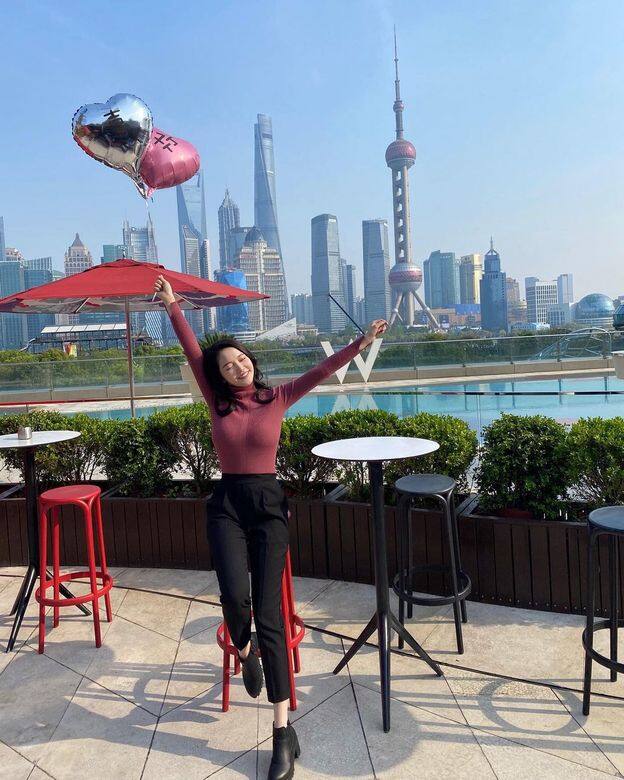 另一林妍柔的良好示範:吊帶連身長裙內裡併牛仔熱褲,巧妙地以前面開 另一林妍柔的良好示範:吊帶連身長裙內裡併牛仔熱褲,巧妙地以前面開