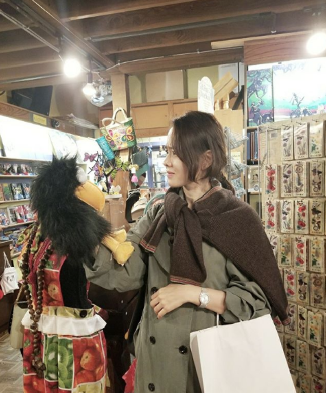 身為女神,又怎會少得一把長髮﹖一把自然捲的髮型,是孫藝珍多年的招牌。 身為女神,又怎會少得一把長髮﹖一把自然捲的髮型,是孫藝珍多年的招牌。