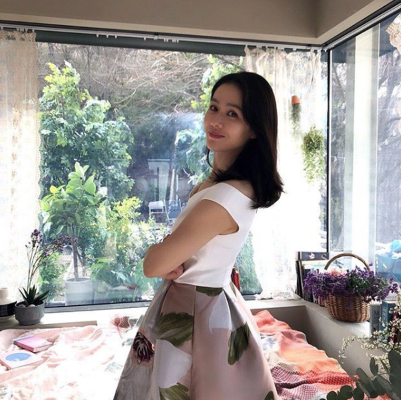 愛穿連身裙的孫藝珍,很懂得營造出個人性感特質,同時又擁有優雅感。 愛穿連身裙的孫藝珍,很懂得營造出個人性感特質,同時又擁有優雅感。
