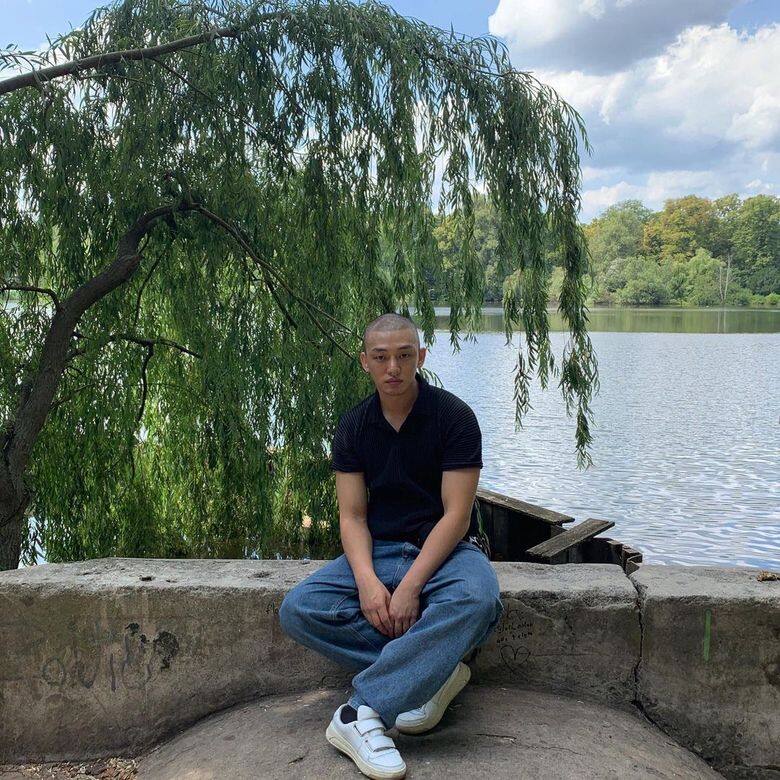 劉亞仁的私下穿搭有別普遍的Oppa,他走運動風和隨性的風格,例如條紋上 劉亞仁的私下穿搭有別普遍的Oppa,他走運動風和隨性的風格,例如條紋上