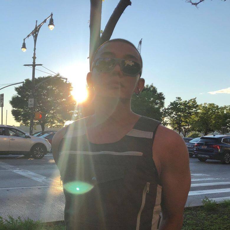 留平頭的劉亞仁無論怎樣打扮都相當有個性,他只穿上一件功能性的拉 留平頭的劉亞仁無論怎樣打扮都相當有個性,他只穿上一件功能性的拉