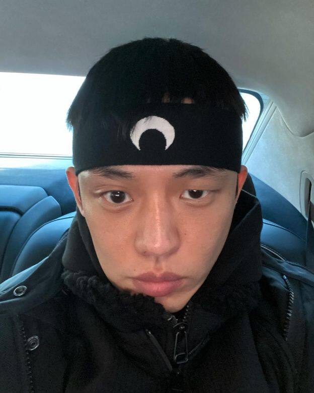 劉亞仁經常穿上Marine Serre、Balenciaga、Burberry和Prada等時尚服飾,打造型格前衛的韓風造型。photo 劉亞仁經常穿上Marine Serre、Balenciaga、Burberry和Prada等時尚服飾,打造型格前衛的韓風造型。photo