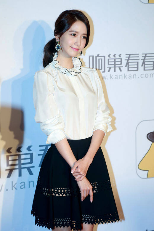 少女時代允兒清新系女神穿搭:裙裝造型白色荷葉邊上衣配黑色半截裙 少女時代允兒清新系女神穿搭:裙裝造型白色荷葉邊上衣配黑色半截裙