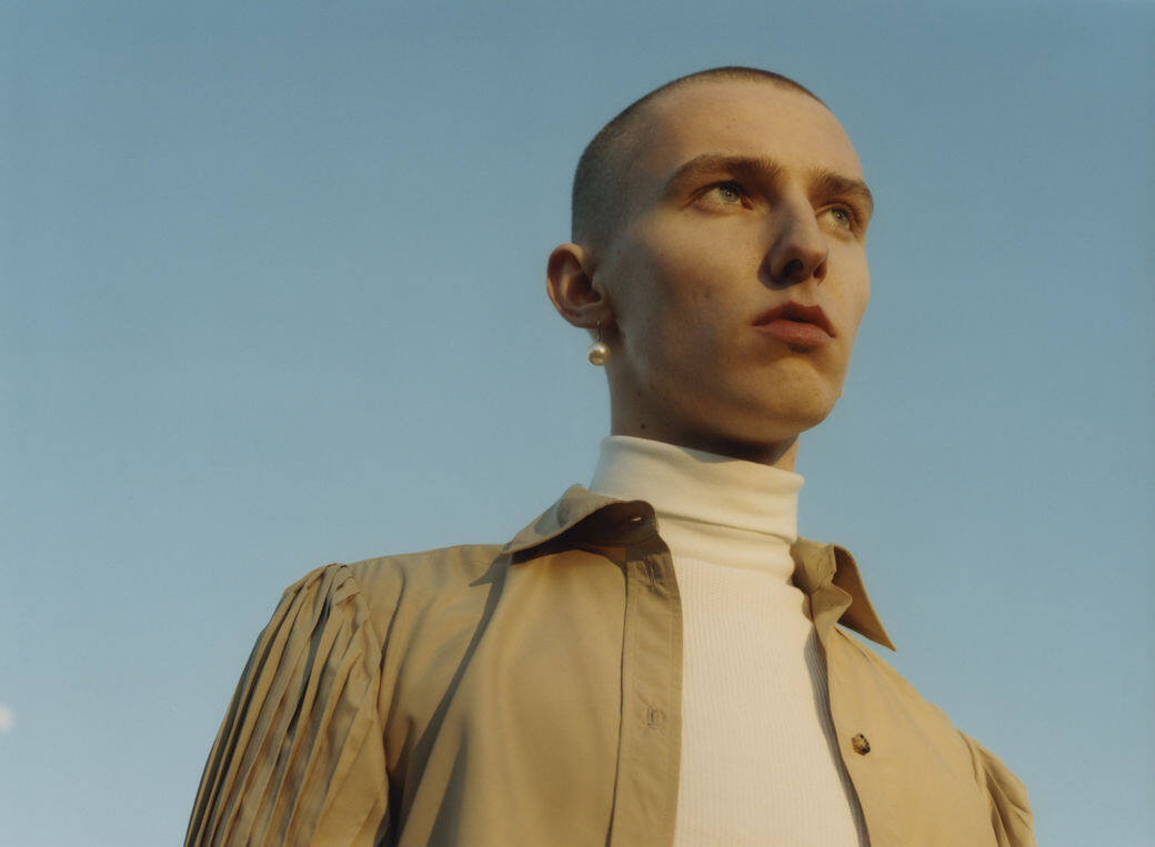 JW Anderson x Yoox的獨家系列,完美呈現了JW Anderson招牌的經典英倫風格:不規則剪裁 JW Anderson x Yoox的獨家系列,完美呈現了JW Anderson招牌的經典英倫風格:不規則剪裁