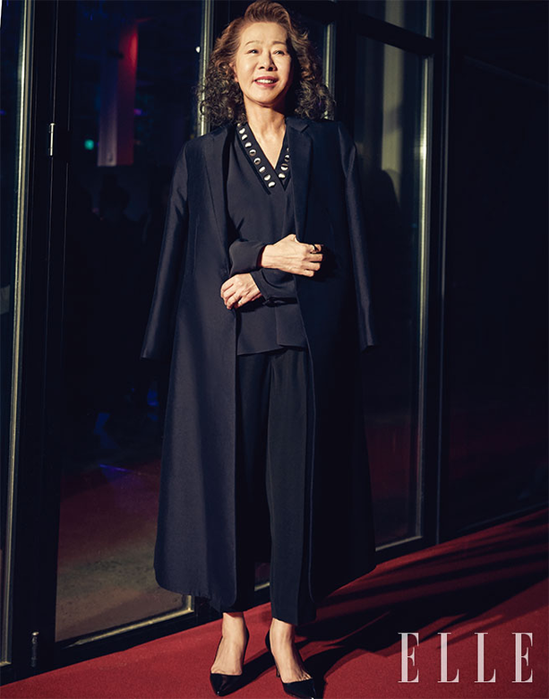 2017年尹汝貞於《ELLE》韓國版舉辦的「ELLE STYLE AWARD」中獲得傳奇女明星獎,當晚她身披 2017年尹汝貞於《ELLE》韓國版舉辦的「ELLE STYLE AWARD」中獲得傳奇女明星獎,當晚她身披