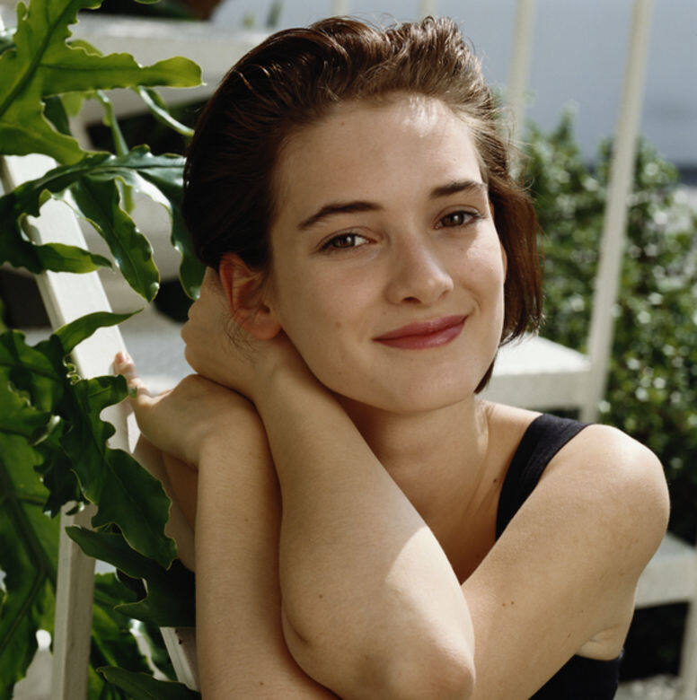 Winona Ryder出席新一季的首映,經過悉心打扮後重見她的優雅,還發現她深邃的 Winona Ryder出席新一季的首映,經過悉心打扮後重見她的優雅,還發現她深邃的