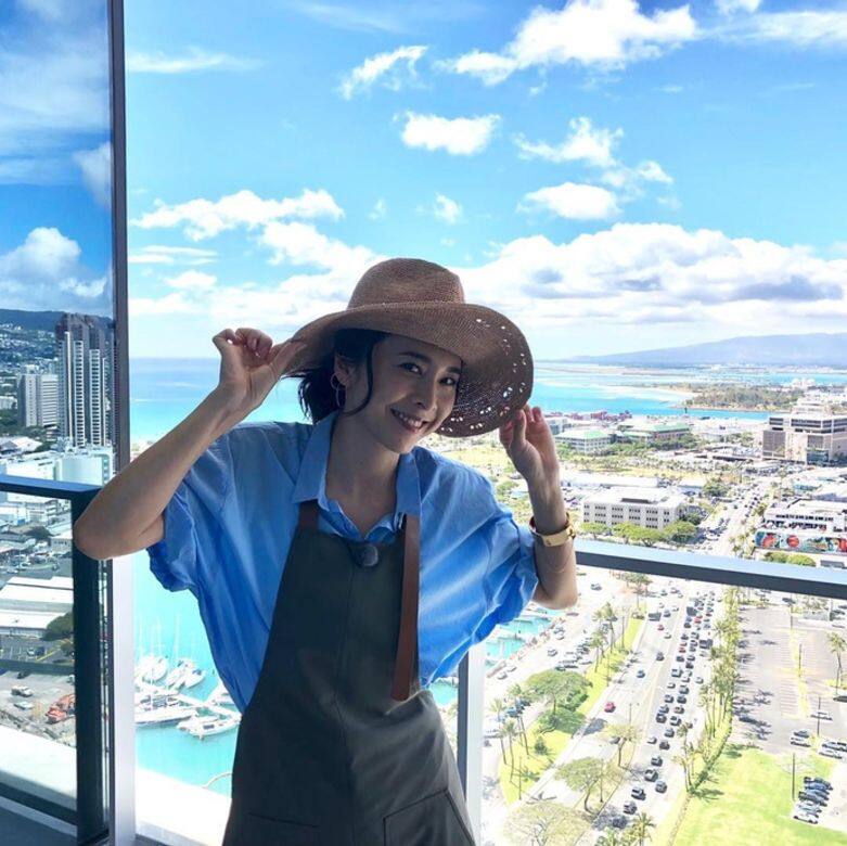 在鏡頭前總是展現一片和煦明媚的竹內結子,在去年春夏交接時戴上寬 在鏡頭前總是展現一片和煦明媚的竹內結子,在去年春夏交接時戴上寬