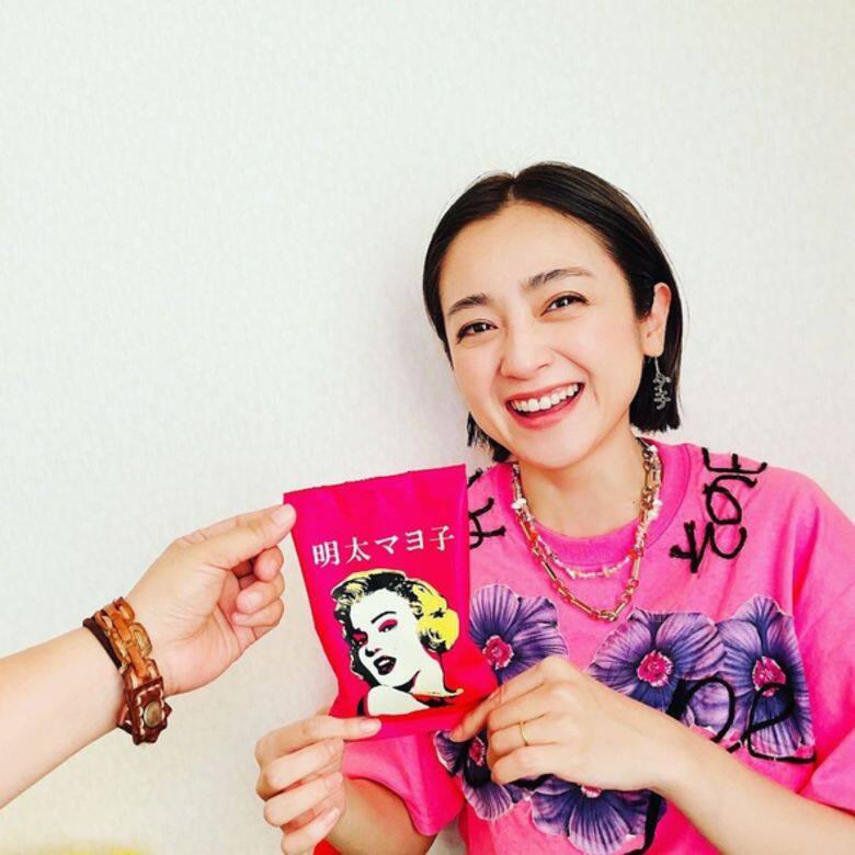 除了卡通T恤,第二樣安達祐實最常見的時尚單,一定是頸鍊!銀鍊、金鍊、串 除了卡通T恤,第二樣安達祐實最常見的時尚單,一定是頸鍊!銀鍊、金鍊、串