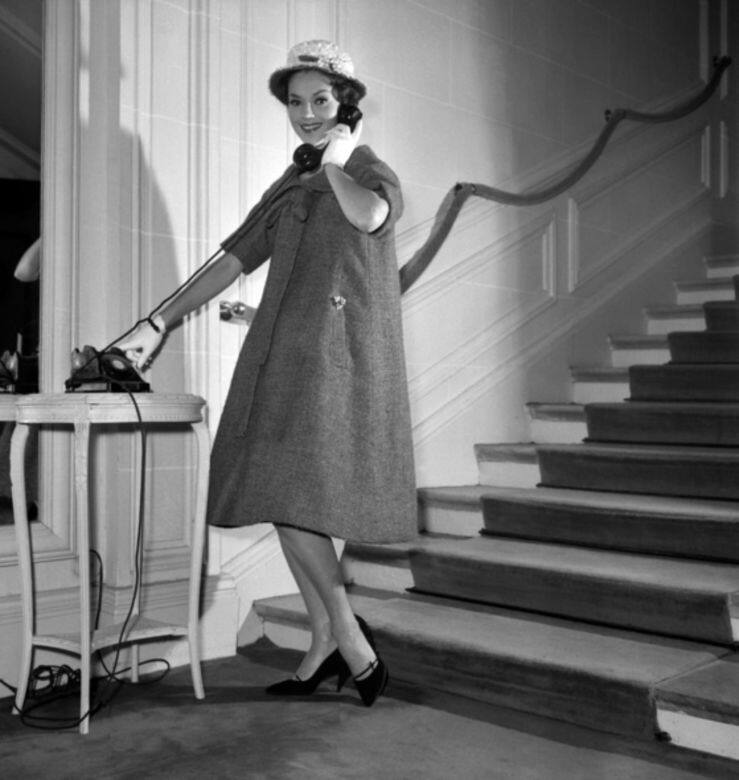 1958年，Yves Saint Laurent推出首個Dior女裝春夏系列，獲得傳媒一致好評，被視為更柔和