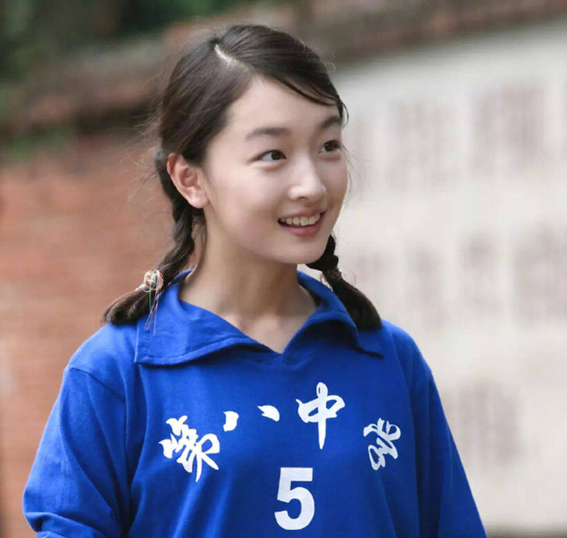 向來被視為演技派的周冬雨,初出道時以演出張藝謀電影《山楂樹之戀》而 向來被視為演技派的周冬雨,初出道時以演出張藝謀電影《山楂樹之戀》而