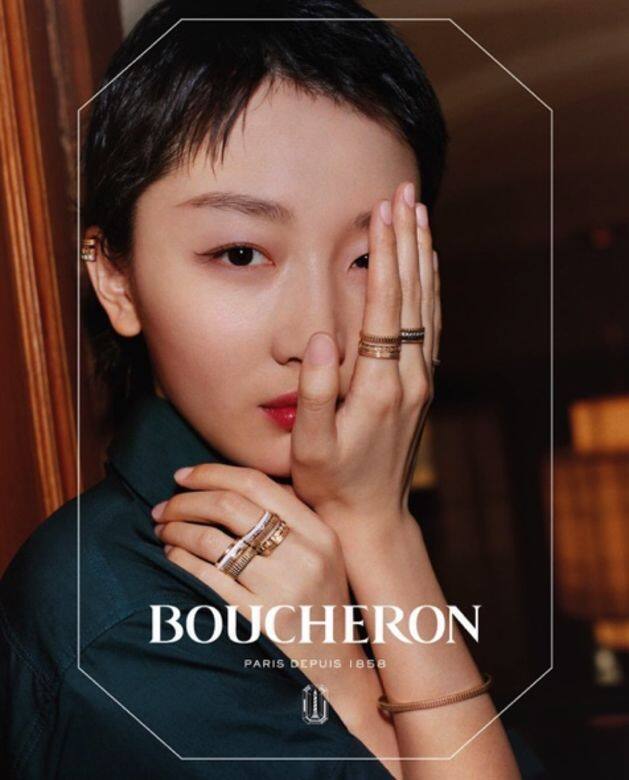 不少品牌也看中了周冬雨的魅力,像Boucheron便找她當代言人,她戴上Quartre情侶手 不少品牌也看中了周冬雨的魅力,像Boucheron便找她當代言人,她戴上Quartre情侶手