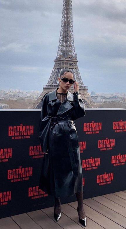 在巴黎的宣傳活動中，Zoë Kravitz就收起性感，選擇了Saint Laurent皮革Trench coat、魚網上衣、魚