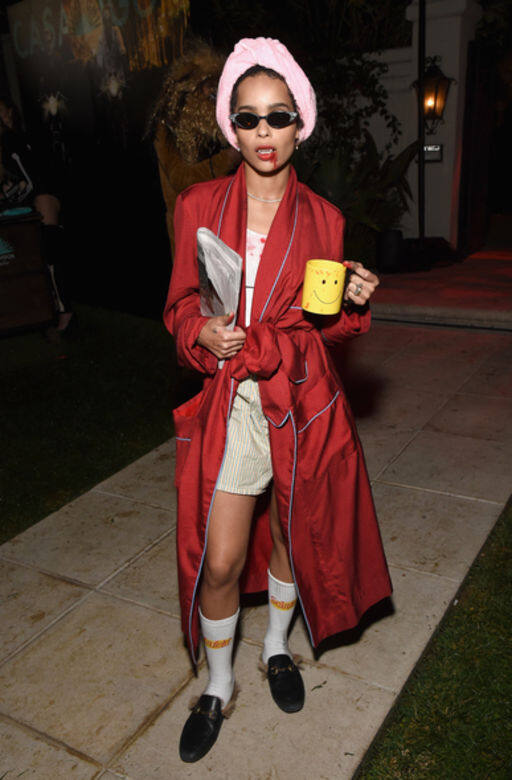 最後,分享一個Zoë Kravitz參加Casamigos Halloween Party的造型!她以紅色緞面長袍、平腳內褲、白襪 最後,分享一個Zoë Kravitz參加Casamigos Halloween Party的造型!她以紅色緞面長袍、平腳內褲、白襪