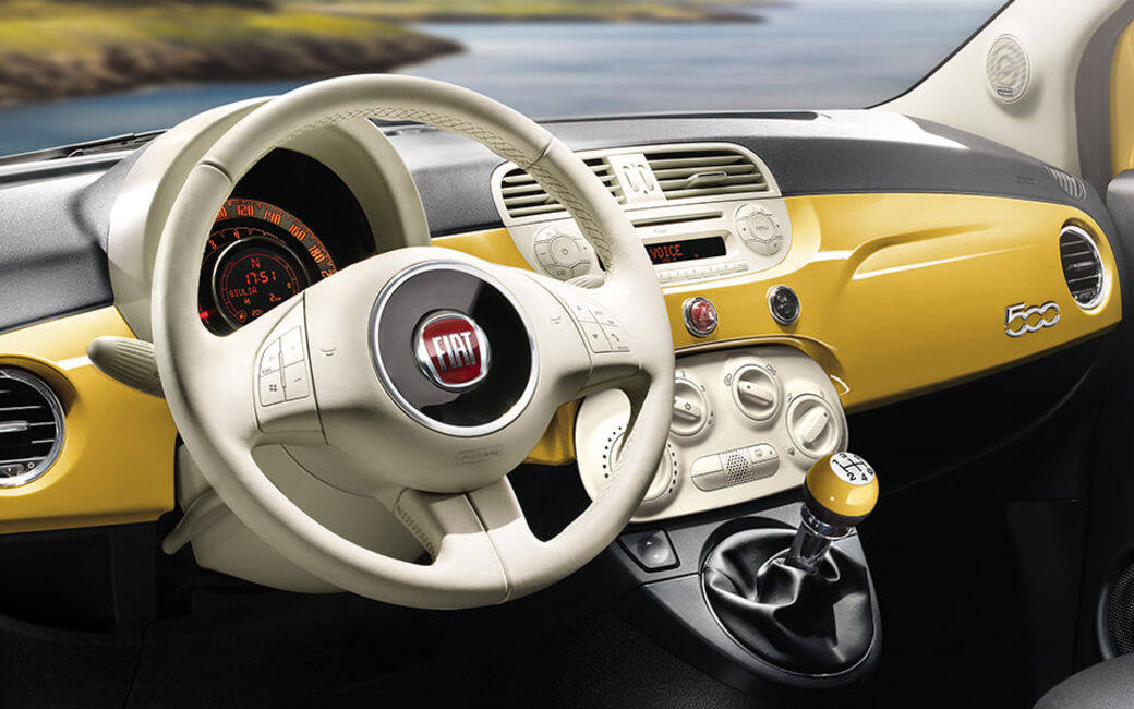 新一代Fiat 500於2007年捲土重來,外型重新設計,保留了兩大兩小圓形頭燈、蠔 新一代Fiat 500於2007年捲土重來,外型重新設計,保留了兩大兩小圓形頭燈、蠔