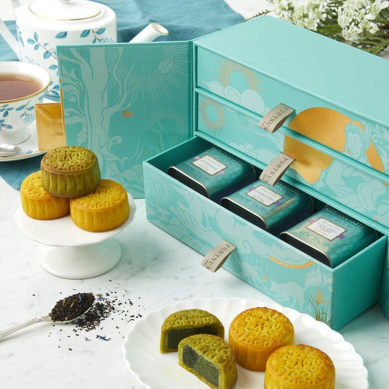 Fortnum & Mason 獻上三款全新口味月餅,禮盒包裝以豐收節傳說為靈感,更添美意。 Fortnum Fortnum & Mason 獻上三款全新口味月餅,禮盒包裝以豐收節傳說為靈感,更添美意。 Fortnum