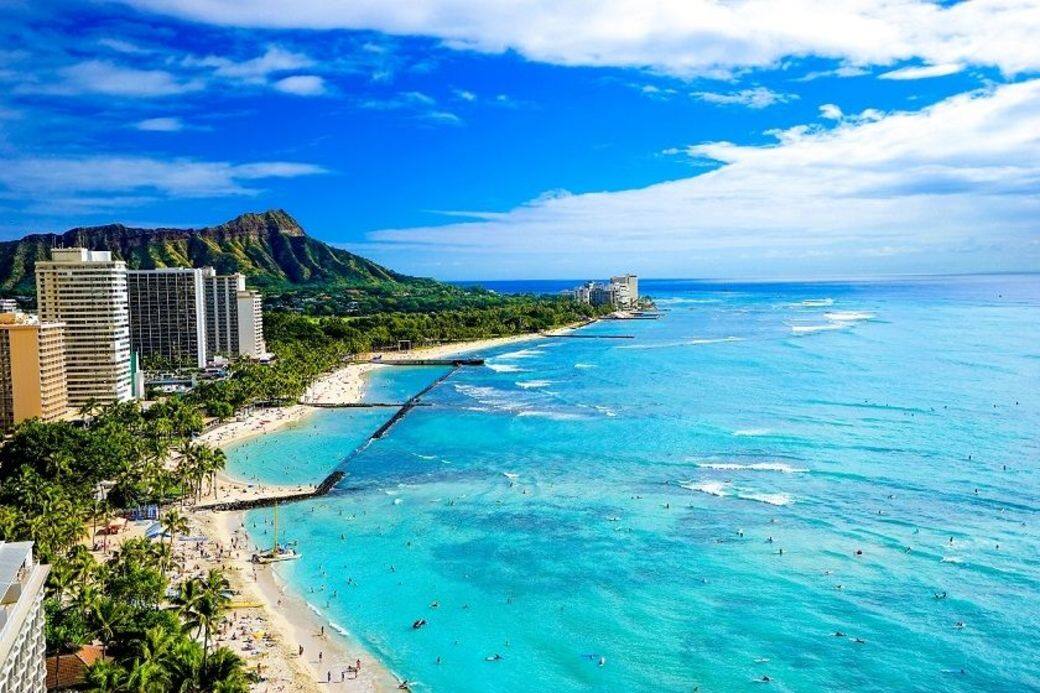 換上道地的Aloha襯衫和夾腳拖,讓自己完全融入夏威夷風情!躺在最美麗的 換上道地的Aloha襯衫和夾腳拖,讓自己完全融入夏威夷風情!躺在最美麗的