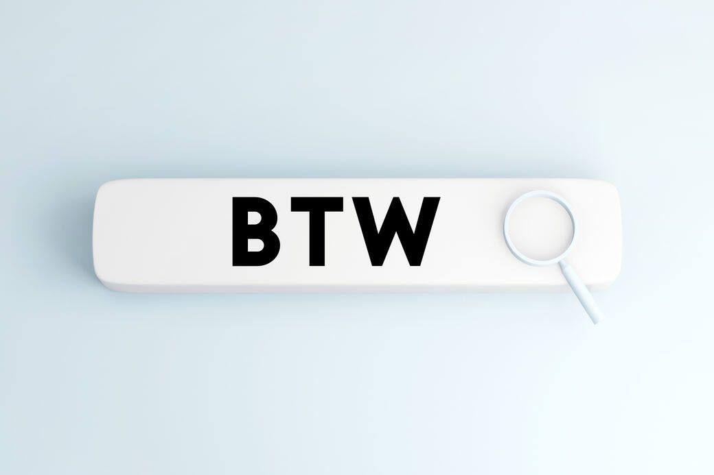 「BTW」 是一個首字母縮寫詞,來自搭配「by the way」,意思是「順帶提一下,順便說一句 「BTW」 是一個首字母縮寫詞,來自搭配「by the way」,意思是「順帶提一下,順便說一句