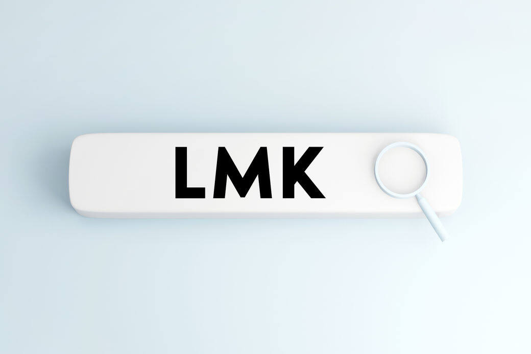 LMK是「Let me know」的縮寫,意思是「讓我知道」,用來告訴某人他們將來應該向你通 LMK是「Let me know」的縮寫,意思是「讓我知道」,用來告訴某人他們將來應該向你通