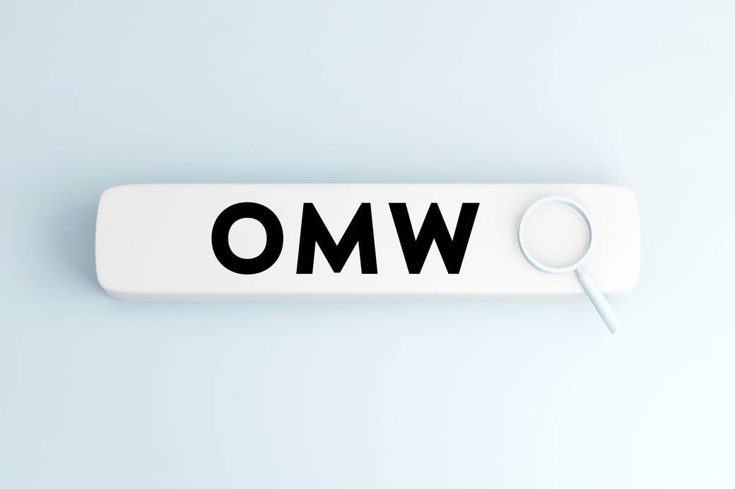 OMW 的意思是「on my way」在路上,或者告訴別人你來的意思,whatsapp裏經常會用到。例 OMW 的意思是「on my way」在路上,或者告訴別人你來的意思,whatsapp裏經常會用到。例