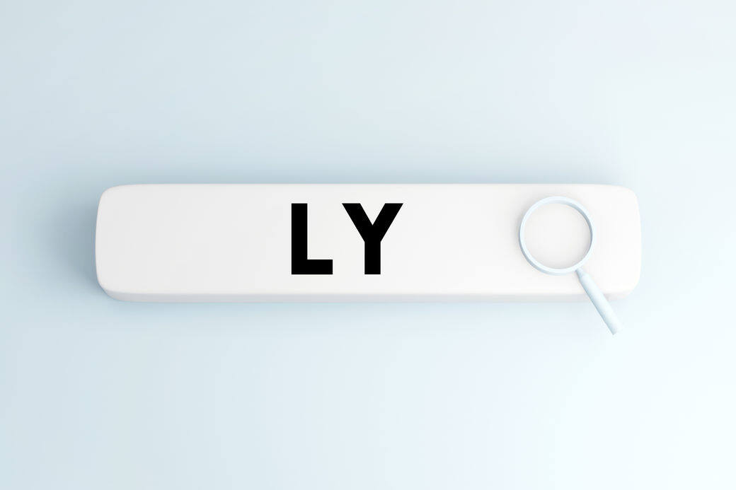 想在短訊和伴侶示愛,用「LY」就可以,就是「Love you」的意思。例句:收到你送的禮物 想在短訊和伴侶示愛,用「LY」就可以,就是「Love you」的意思。例句:收到你送的禮物