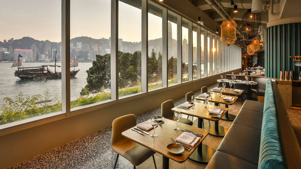 以香港醉人的天際線美景為背景，設有巨型玻璃窗的澳洲餐廳Hue，將於6