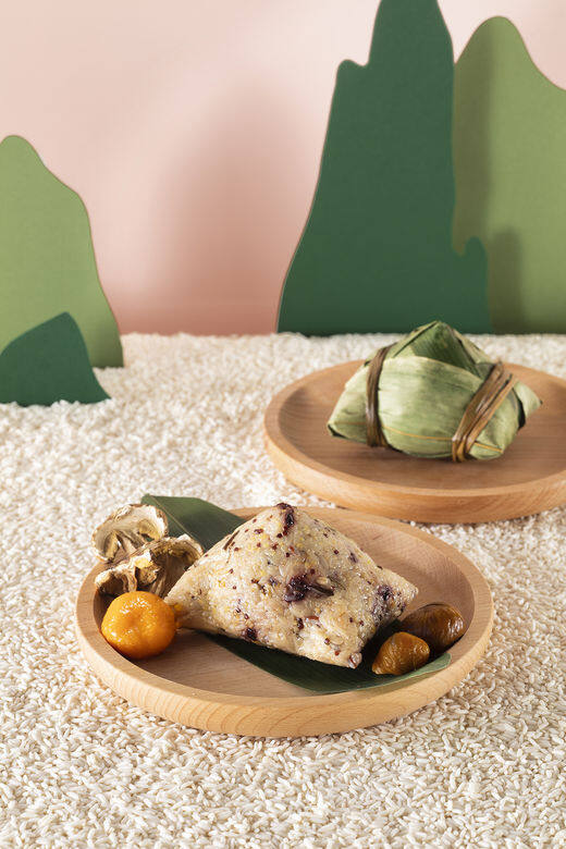 OMNI新肉絲完美配合素咸蛋黃,牛肝菌及栗子等食材,內餡豐富飽滿,糯米混 OMNI新肉絲完美配合素咸蛋黃,牛肝菌及栗子等食材,內餡豐富飽滿,糯米混