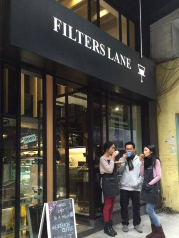 這裡供應咖啡、茶、花茶、輕食,以及自家製甜品,店面寬敞闊落,十分有氣派。 這裡供應咖啡、茶、花茶、輕食,以及自家製甜品,店面寬敞闊落,十分有氣派。