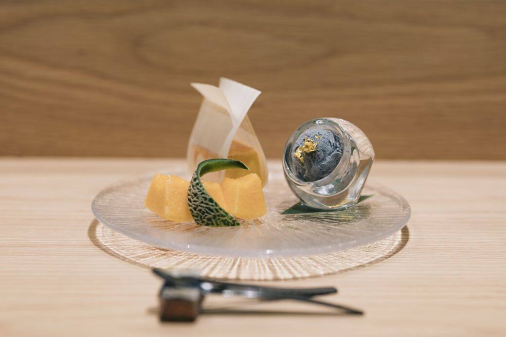 自製金箔黑芝麻雪糕配新鮮北海道蜜瓜Sushi Zo地址: 香港中環荷李活道10 自製金箔黑芝麻雪糕配新鮮北海道蜜瓜Sushi Zo地址: 香港中環荷李活道10