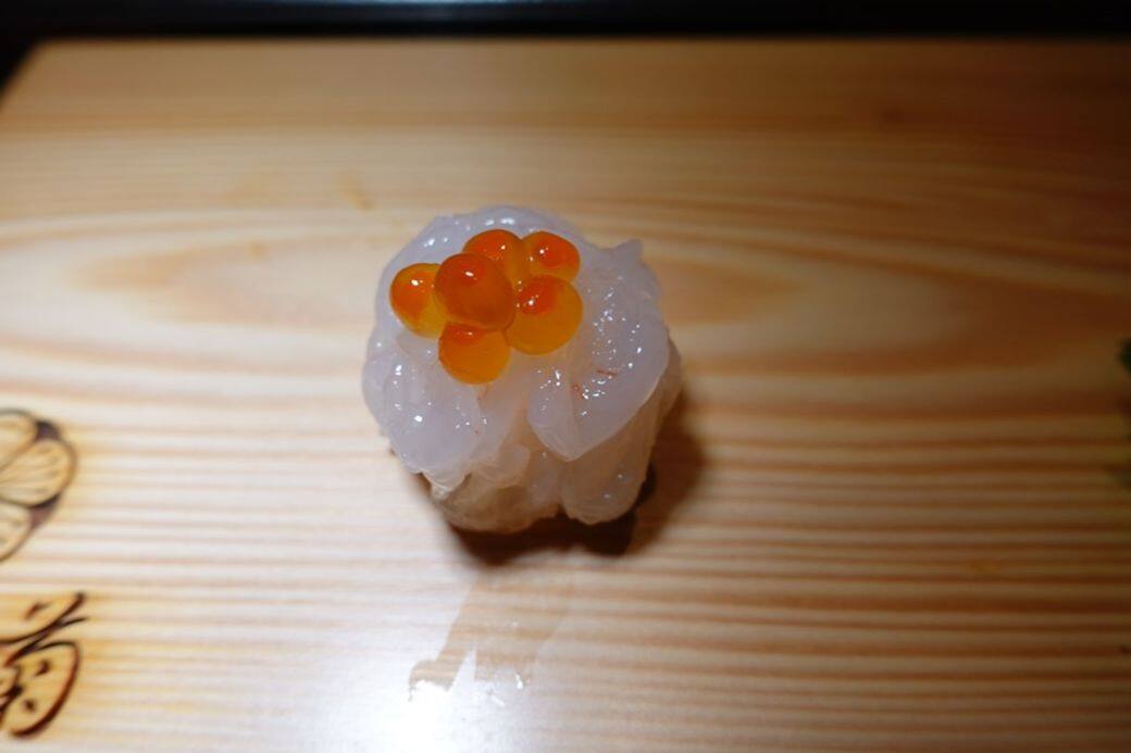 最近走訪時嚐到的白蝦(圖)、黑鯥和中拖羅等都十分美味。 最近走訪時嚐到的白蝦(圖)、黑鯥和中拖羅等都十分美味。