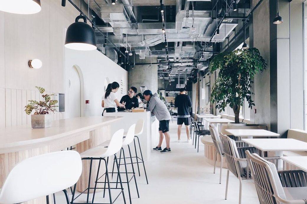 海傍的Cafe「JOMO」,設計走文青風格,以白木系陣設和裝修為主調,又有戶外露天 海傍的Cafe「JOMO」,設計走文青風格,以白木系陣設和裝修為主調,又有戶外露天