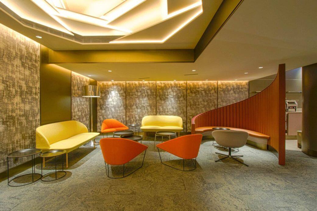 Standard Chartered Starsuite是The Grand的尊貴放映院,設有專用的入囗及私人休息室。 Standard Chartered Starsuite是The Grand的尊貴放映院,設有專用的入囗及私人休息室。