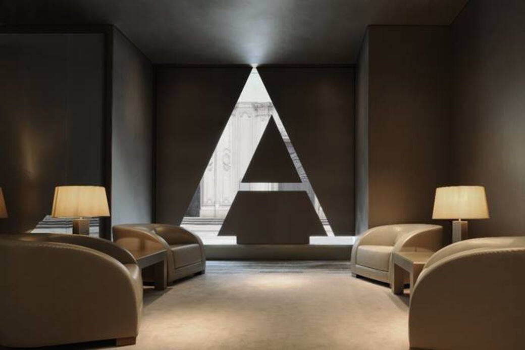 位於米蘭中心點的Armani Hotel Milano,對面是米蘭著名的購物大道蒙特拿破崙大街 位於米蘭中心點的Armani Hotel Milano,對面是米蘭著名的購物大道蒙特拿破崙大街