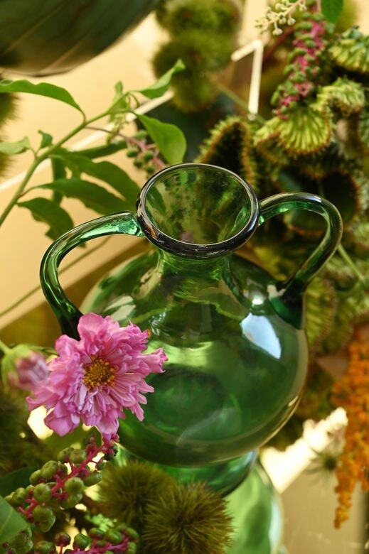 這款綠色復古水晶花瓶自德國出產,綠水晶在陽光折射下顯得份外美麗 這款綠色復古水晶花瓶自德國出產,綠水晶在陽光折射下顯得份外美麗