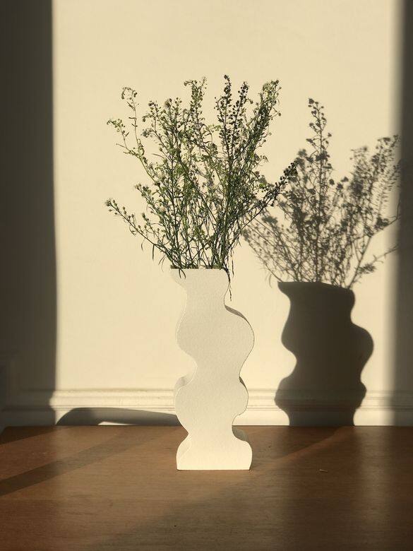 「Argot Freehand Vase Chalk」以手工繪製,再以3D打印而成,每個花瓶均使用以有機資源製 「Argot Freehand Vase Chalk」以手工繪製,再以3D打印而成,每個花瓶均使用以有機資源製