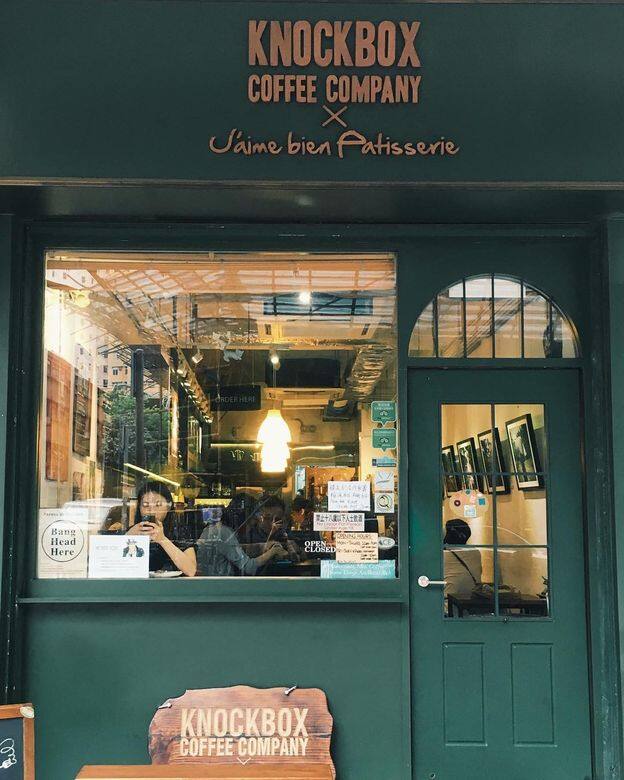 旺角Cafe很多,數環境清靜、坐得舒服的,就是Knockbox Coffee Company。店鋪裝修簡單,咖啡也令 旺角Cafe很多,數環境清靜、坐得舒服的,就是Knockbox Coffee Company。店鋪裝修簡單,咖啡也令