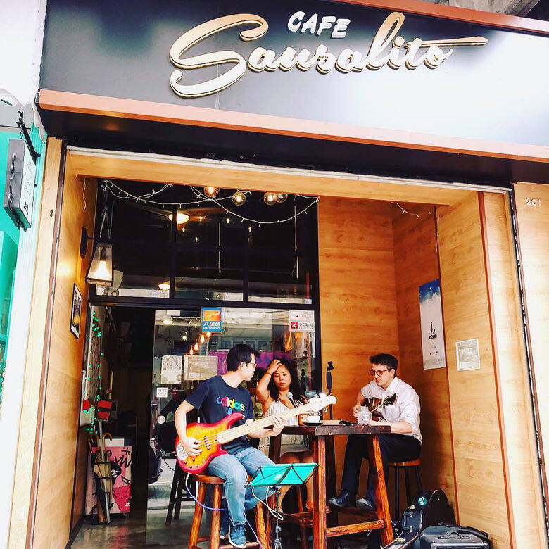 此店主要提供咖啡和全日早餐,雖然舖仔細細,但定時會有音樂表演,更會 此店主要提供咖啡和全日早餐,雖然舖仔細細,但定時會有音樂表演,更會