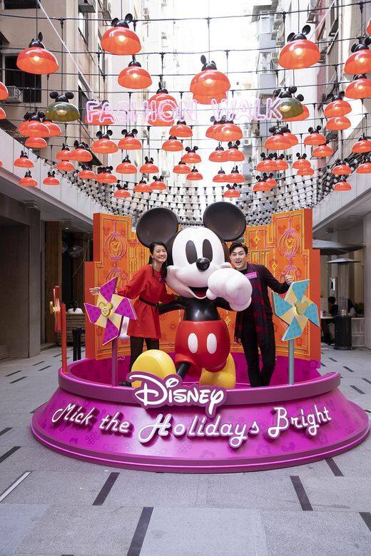 Fashion Walk於食街亦設有另一Mickey巨型新春裝置,被小風車圍繞著的Mickey站在極具 Fashion Walk於食街亦設有另一Mickey巨型新春裝置,被小風車圍繞著的Mickey站在極具