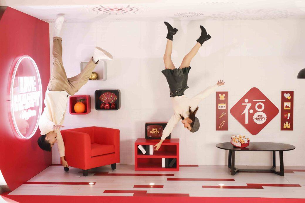 走進奇趣的Coca-Cola®倒轉客廳,大人小孩都一樣玩得開心! 走進奇趣的Coca-Cola®倒轉客廳,大人小孩都一樣玩得開心!