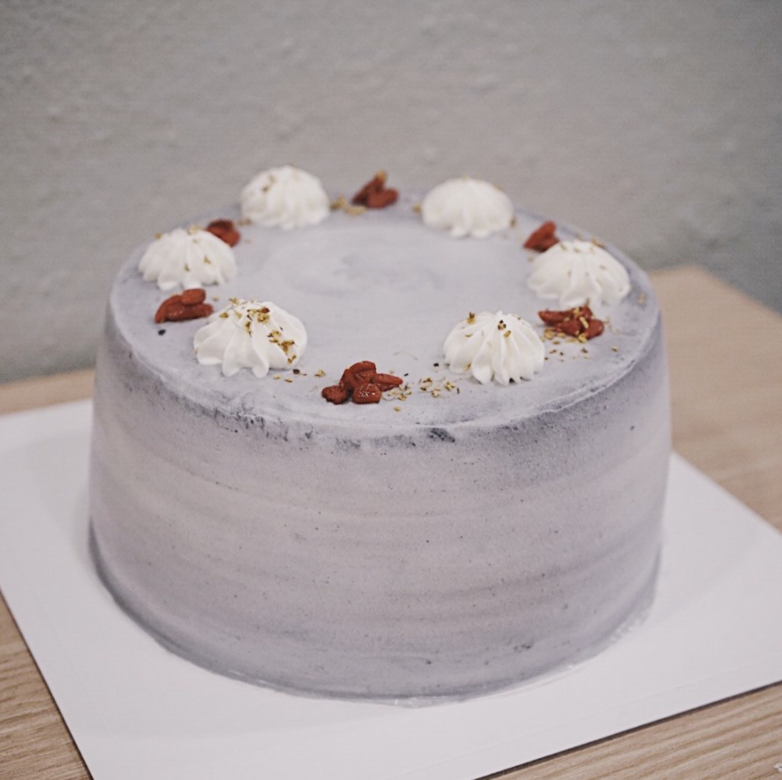 位於西營盤的jomo蛋糕店不但有含雞蛋或乳製品的HOMEMADE CAKE售賣,還有不含雞 位於西營盤的jomo蛋糕店不但有含雞蛋或乳製品的HOMEMADE CAKE售賣,還有不含雞
