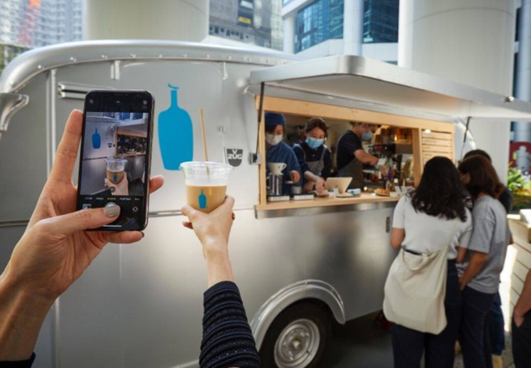 今年4月尾在中環擺花街開幕的Blue Bottle Coffee,引來全城哄動,咖啡店外面經常 今年4月尾在中環擺花街開幕的Blue Bottle Coffee,引來全城哄動,咖啡店外面經常