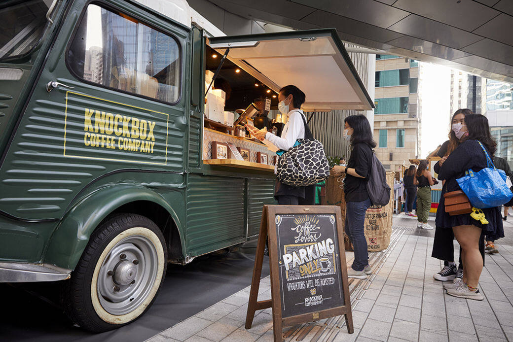 另一話題咖啡店Knockbox Coffee Company亦會於美食車提供由專業咖啡師即場沖調、糖廠 另一話題咖啡店Knockbox Coffee Company亦會於美食車提供由專業咖啡師即場沖調、糖廠