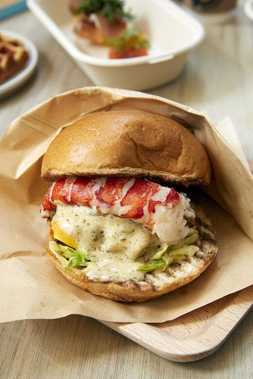 而以原條龍蝦肉漢堡包聞名的小店NOMAD Burger,亦會於市集提供即叫即製的招 而以原條龍蝦肉漢堡包聞名的小店NOMAD Burger,亦會於市集提供即叫即製的招