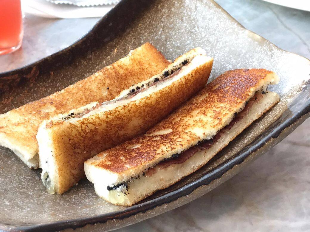 接著是一系列經典的西班牙小食如脆多士配新鮮蕃茄、橄欖油醃白鯷魚 接著是一系列經典的西班牙小食如脆多士配新鮮蕃茄、橄欖油醃白鯷魚