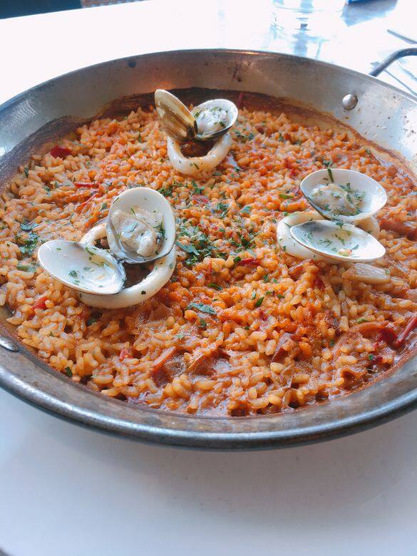 未完,餐廳拿手的西班牙雜錦飯Paella每款都能展現總廚Ferran的時尚風格,全部 未完,餐廳拿手的西班牙雜錦飯Paella每款都能展現總廚Ferran的時尚風格,全部