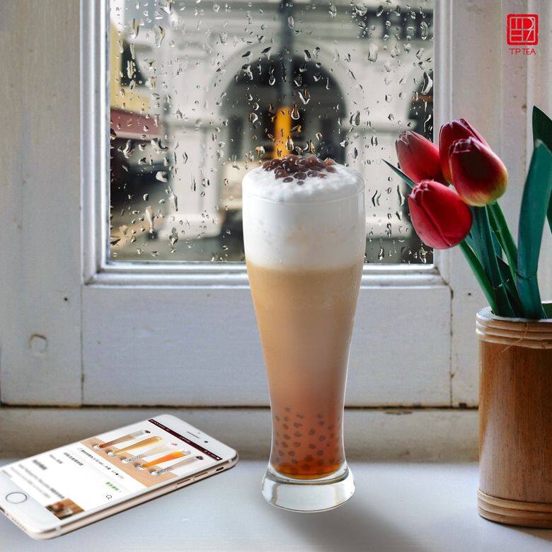 茶湯會的冬瓜觀音拿鐵揉合了香甜的冬瓜糖蜜,Q彈有嚼勁的珍珠和茶 茶湯會的冬瓜觀音拿鐵揉合了香甜的冬瓜糖蜜,Q彈有嚼勁的珍珠和茶
