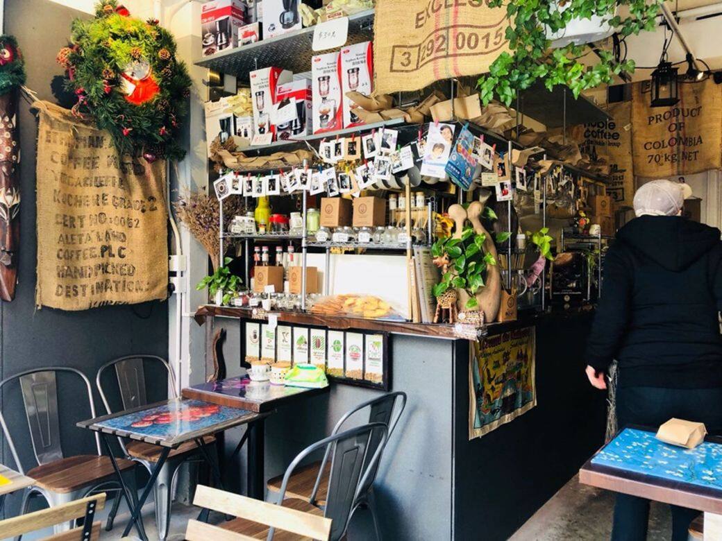 高街英華台盡頭有間小小的咖啡店，名為幸福。落地玻璃門畫有手繪鬱金