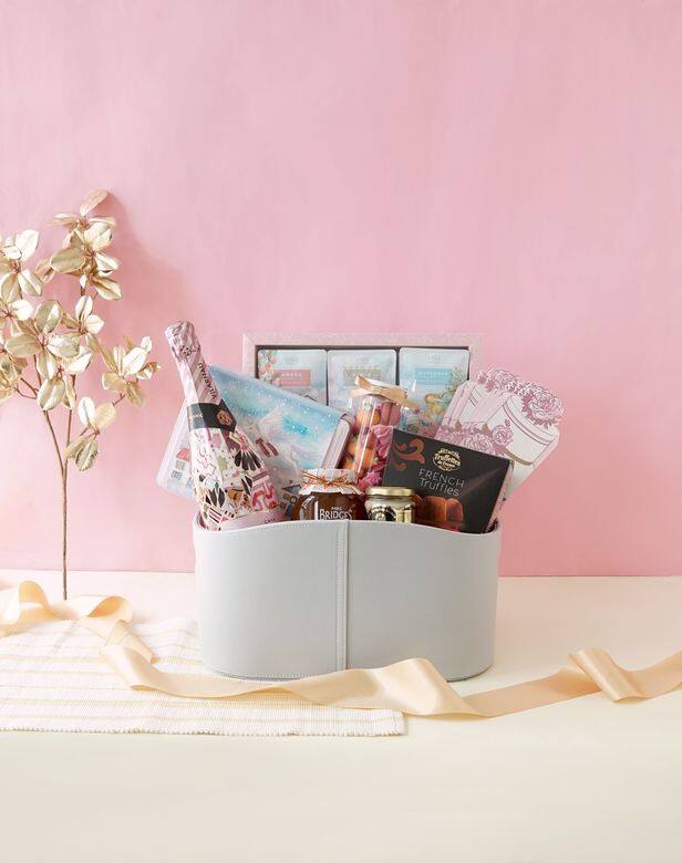 蛋糕精品店Vive Cake Boutique的品牌創辦人Vivien Lau,設計一系列春節限定賀年禮籃,與 蛋糕精品店Vive Cake Boutique的品牌創辦人Vivien Lau,設計一系列春節限定賀年禮籃,與